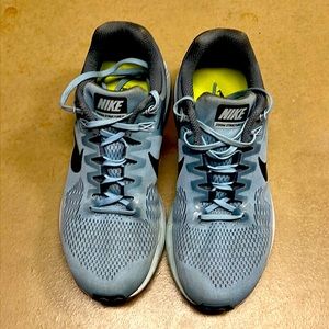 Woman’s size 9 1/2 Nike zoom structure 21